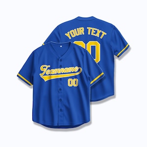 Op de afbeelding: Een koninklijk blauw baseballshirt met gele bies en belettering. De voorkant van het shirt heeft de tekst "Teamname" en het nummer "00". De achterkant van het shirt heeft de tekst "YOUR TEXT" en het nummer "00".