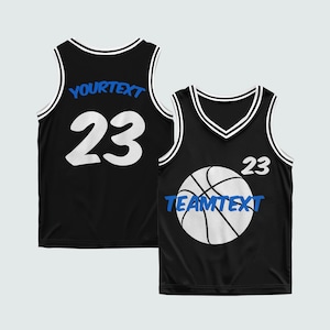 Op de afbeelding: Zwart basketbalshirt met witte en blauwe accenten. Het nummer 23 staat in het wit afgebeeld, en de tekst "YOURTEXT" in het blauw op de rug. De voorkant toont een basketbalafbeelding en de tekst "TEAMTEXT".