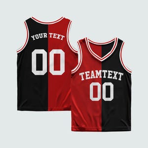 Könnte beinhalten: Zwei Basketballtrikots, eines schwarz und rot, das andere rot und schwarz. Jedes Trikot hat ein geteiltes Farbdesign und die Nummer "00" in Weiß. Auf einem Trikot steht "YOUR TEXT" und auf dem anderen "TEAMTEXT".