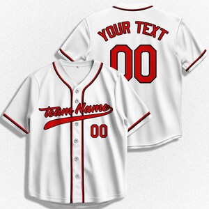Könnte beinhalten: Weißes Baseball-Trikot mit roten Verzierungen und Details. Auf der Vorderseite steht "Team Name" und die Nummer "00". Auf der Rückseite des Trikots steht "YOUR TEXT" und die Nummer "00".