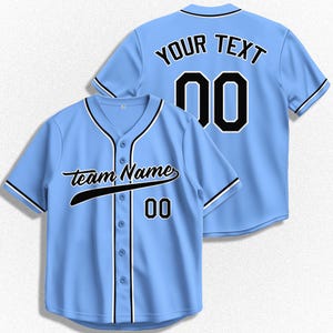 Op de afbeelding: Een lichtblauw baseballshirt met zwarte bies en knopen. Het shirt heeft "Team Name" en "00" in het zwart op de voorkant gedrukt. De achterkant van het shirt heeft "Your Text" en "00" in het zwart gedrukt.