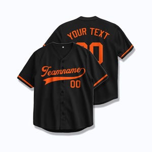 Op de afbeelding: Zwart baseballshirt met oranje bies en tekst. De voorkant van het shirt zegt "Teamname 00" en de achterkant zegt "Your Text 00".