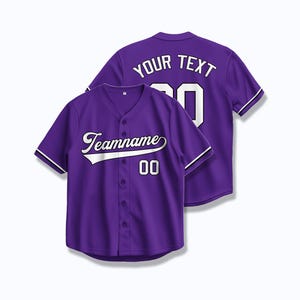Op de afbeelding: Paars baseballshirt met witte letters. De voorkant van het shirt zegt "Teamname 00" en de achterkant zegt "Your Text 00".