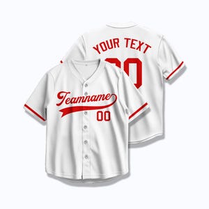 Op de afbeelding: Wit baseballshirt met rode bies en rode letters. De voorkant van het shirt zegt "Teamname 00" en de achterkant zegt "YOUR TEXT 00".
