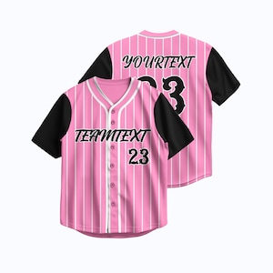 Könnte beinhalten: Rosa und weiß gestreiftes Baseball-Trikot mit schwarzen Ärmeln. Das Trikot hat den Text "TEAMTEXT" und die Nummer "23" auf der Vorderseite. Auf der Rückseite des Trikots steht der Text "YOURTEXT" und die Nummer "23".