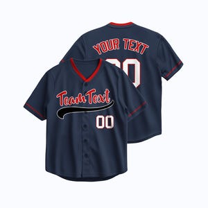 Pode incluir: Camisola de beisebol azul marinho com acabamento vermelho e letras brancas. A frente da camisola diz "Team Text" e o número "00". A parte de trás da camisola diz "YOUR TEXT" e o número "00".