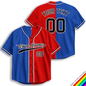 Puede incluir: Una camiseta de béisbol roja y azul con ribetes blancos. La camiseta tiene un nombre de equipo y un número en blanco y negro en la parte delantera y un "YOUR TEXT" y un número en blanco y negro en la parte posterior.