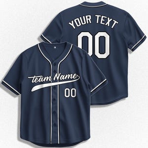 Könnte beinhalten: Ein marineblaues Baseballtrikot mit weißen Abschlüssen und der weißen Nummer "00" auf der Vorderseite. Die Rückseite des Trikots trägt den Text "YOUR TEXT" und die Nummer "00" in Weiß.