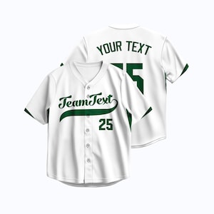 Op de afbeelding: Wit honkbalshirt met groene accenten en tekst. De voorkant toont "Team Text" in een scriptlettertype en het nummer "25". De achterkant toont "YOUR TEXT" en het nummer "25".