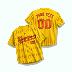 Camisa de beisebol amarela personalizada com listras – Camisa personalizada com letras laranja e detalhes bordados ou prensados a quente