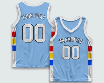 Maglia da basket personalizzata celeste con strisce colorate – Nome e numero personalizzati con stampa a caldo o ricamo