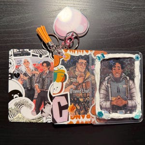 Può includere: Una collezione di portachiavi con illustrazioni di personaggi in stile anime. Un portachiavi ha un ciondolo a forma di pesca. Gli altri portachiavi hanno più immagini di personaggi, con adesivi e la scritta "#need that".