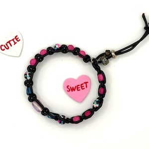 Felroze leren macramé armband van lavasteen met confettikralen