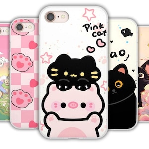 Dúo de gato y cerdo kawaii: adorable funda de anime para teléfono con un gato negro que descansa dulcemente sobre la cabeza de un cerdito rosa con un encanto pastel.