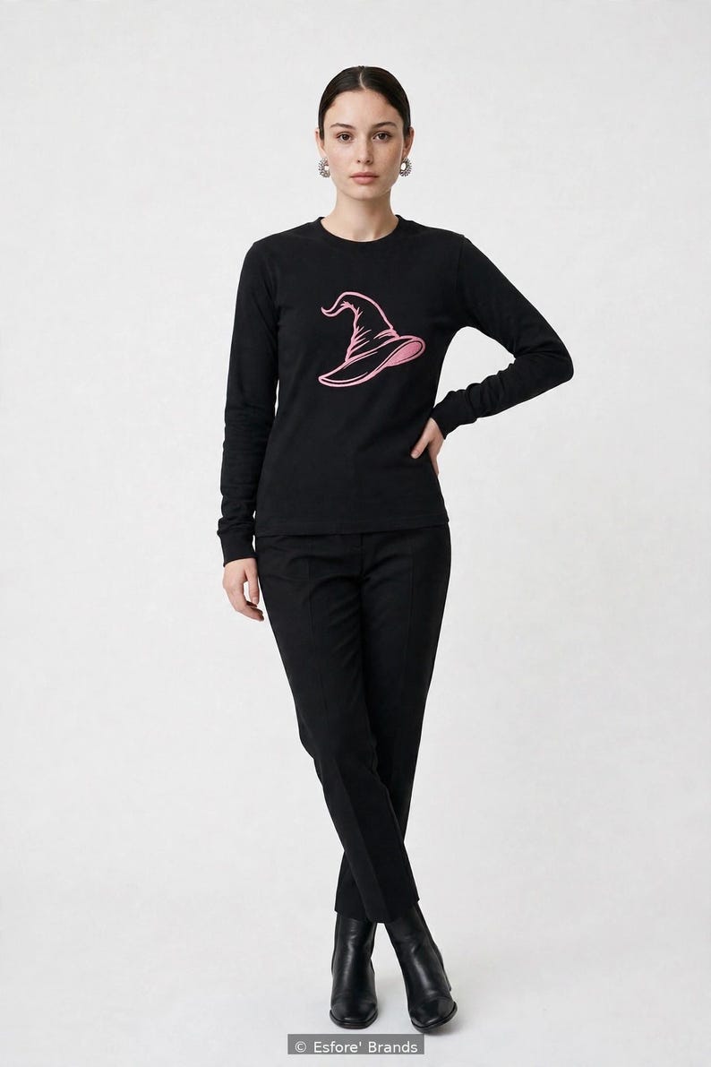 Camiseta de manga larga — Sombrero de bruja rosa bordado, camiseta de bruja de Halloween, camiseta con sombrero de bruja rosa, regalo de temporada espeluznante imagen 1