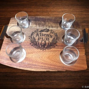 Tabla de degustación de bourbon personalizada para 6 vasos, nombre del pub grabado, madera de acacia, asas en forma de T, fichas para degustar.