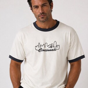 Camiseta — Bordado del horizonte de Cincinnati, Camiseta con el logo de Cincinnati, Camiseta de la ciudad de Ohio, Camiseta de algodón bordada, Regalo de Cincinnati imagen 1