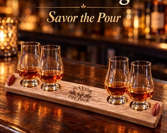 Pode incluir: Uma tábua de degustação de bourbon em madeira com quatro copos de cristal transparentes contendo líquido âmbar. A tábua apresenta o texto "Savor the Pour", "Coop's Bourbon Flights" e "Pour • Nose • Sip • Savor".
