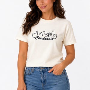 Camiseta — Bordado del horizonte de Cincinnati, Camiseta con el logo de Cincinnati, Camiseta de la ciudad de Ohio, Camiseta de algodón bordada, Regalo de Cincinnati imagen 2
