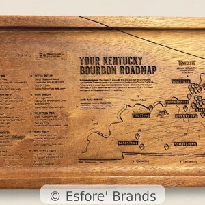 Puede incluir: Una bandeja de madera ovalada con un mapa grabado a l&aacute;ser titulado Your Kentucky Bourbon Roadmap. La superficie muestra una lista detallada de destiler&iacute;as y un mapa geogr&aacute;fico de Kentucky con varias ubicaciones marcadas en color marr&oacute;n.