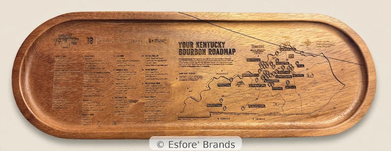 Puede incluir: Una bandeja de madera ovalada con un mapa grabado a l&aacute;ser titulado Your Kentucky Bourbon Roadmap. La superficie muestra una lista detallada de destiler&iacute;as y un mapa geogr&aacute;fico de Kentucky con varias ubicaciones marcadas en color marr&oacute;n.