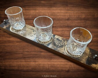 Tabla de degustación de bourbon con diseño de duelas de barril pequeñas, duela de roble auténtico, 3 vasos, acabado carbonizado sellado, incluye chips para verter y saborear, y agarres con pomo.