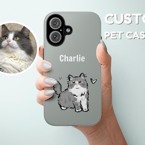 Op de afbeelding: Een grijze telefoonhoes met een cartoon-kattenillustratie en de naam "Charlie" erop gedrukt. De hoes is ontworpen om te passen op een smartphone met een camera aan de achterkant.