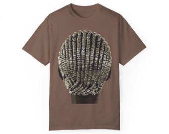 Puede incluir: Una camiseta marrón con un gráfico de una cabeza de persona con un peinado trenzado. Las trenzas están hechas de pequeñas piezas que se entrelazan.