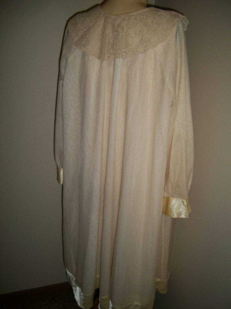 Vintage Peignoir Set Nightgown and robe image 3