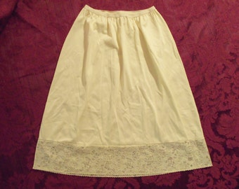 Vintage 60s Vassarette Pale Yellow Half Slip