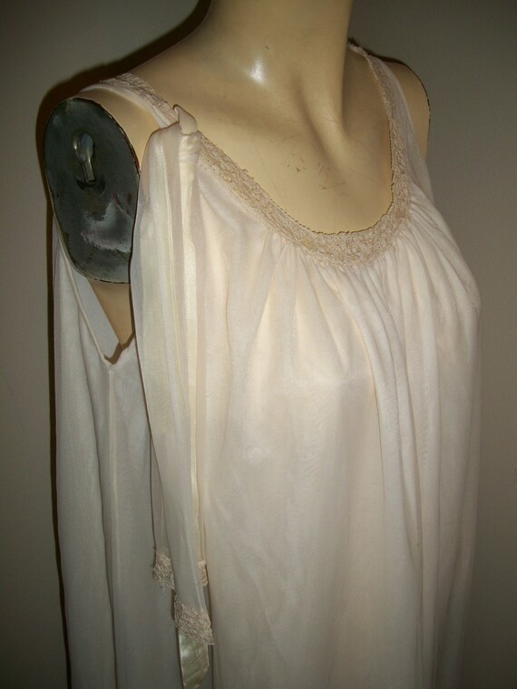 Vintage  Peignoir Set Nightgown and robe - image 7