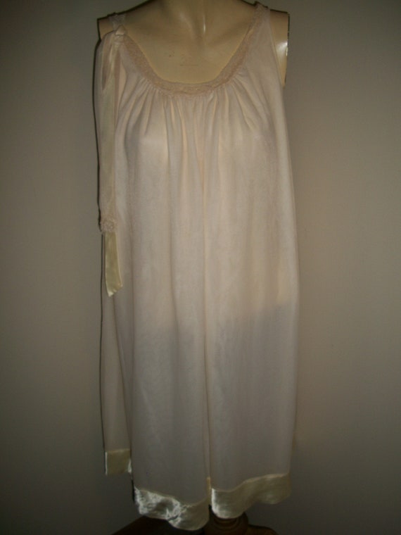 Vintage  Peignoir Set Nightgown and robe - image 2