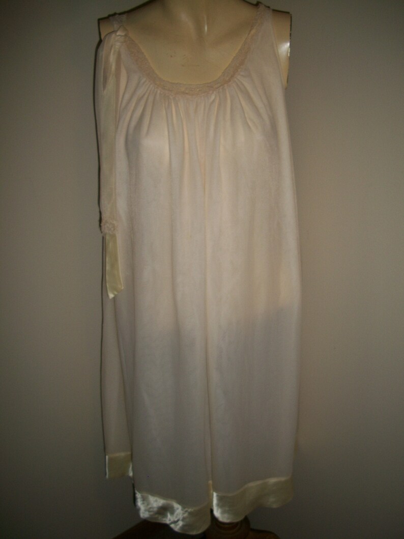 Vintage Peignoir Set Nightgown and robe image 2