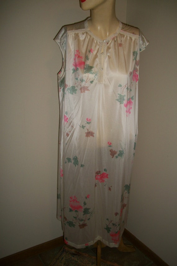 vintage Vanity Fair Floral nightgown and robe set