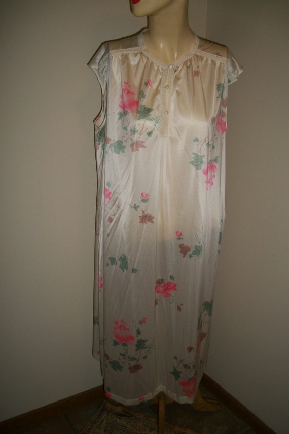 vintage Vanity Fair Floral nightgown and robe set Gem