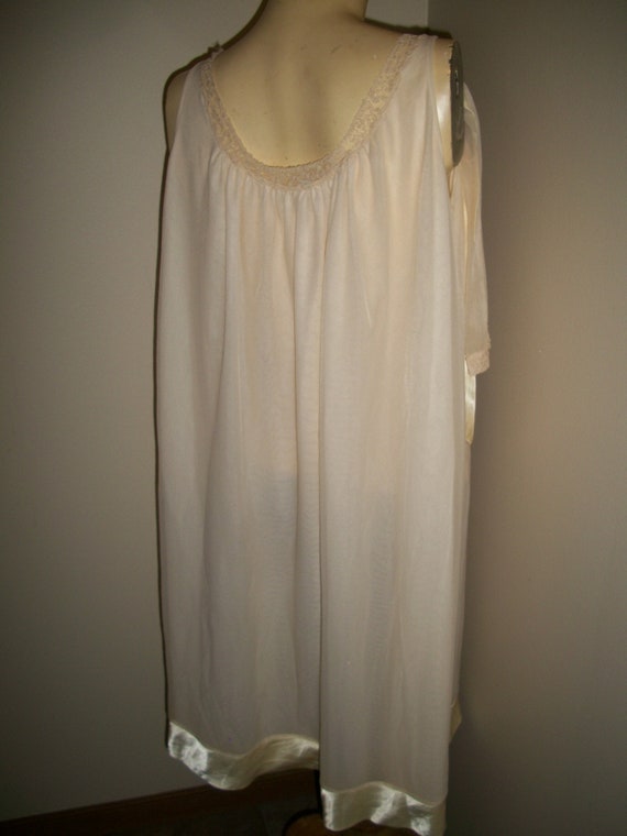 Vintage  Peignoir Set Nightgown and robe - image 4