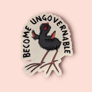 Puede incluir: Una pegatina con un pájaro de dibujos animados y el texto "BECOME UNGOVERNABLE". El pájaro es negro con detalles rojos y patas largas. El texto está escrito a mano y la pegatina tiene un borde blanco.
