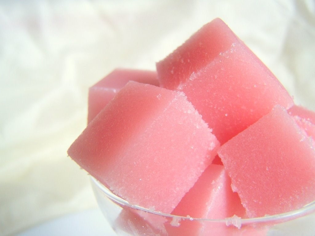Hot and lovely sugar. Розовый сахар. Розовый кубик. Розовые сахарные кубики. Сахарный розовый цвет.