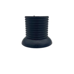 Puede incluir: Un tapón de botella negro, texturizado, con una parte superior cilíndrica acanalada y una base redondeada. El tapón está diseñado para encajar en el cuello de una botella. El producto se muestra sobre un fondo blanco.