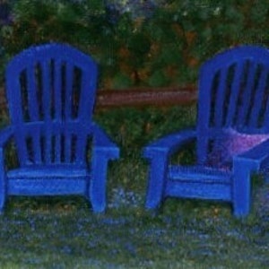 Puede incluir: Dos sillas Adirondack azules sobre c&eacute;sped, con una valla de madera y vegetaci&oacute;n de fondo. Las sillas tienen un dise&ntilde;o cl&aacute;sico con respaldo de listones y reposabrazos, ideales para relajarse al aire libre. La escena evoca tranquilidad.