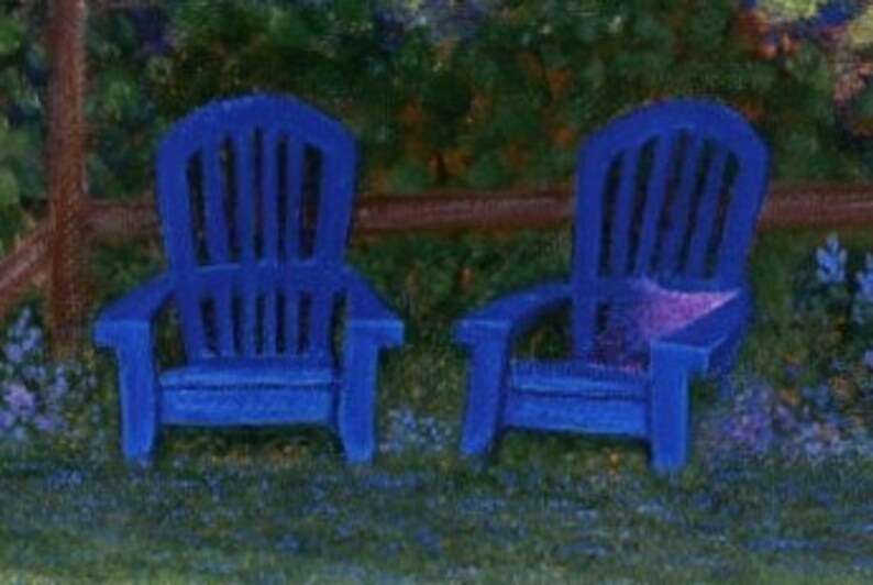 Puede incluir: Dos sillas Adirondack azules sobre c&eacute;sped, con una valla de madera y vegetaci&oacute;n de fondo. Las sillas tienen un dise&ntilde;o cl&aacute;sico con respaldo de listones y reposabrazos, ideales para relajarse al aire libre. La escena evoca tranquilidad.