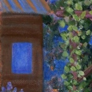 Puede incluir: Pintura impresionista que presenta una estructura marr&oacute;n con una ventana azul y un techo a rayas. El exuberante follaje verde y las flores moradas enmarcan la estructura contra un fondo azul, creando una escena natural serena.