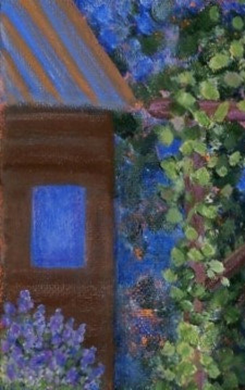 Puede incluir: Pintura impresionista que presenta una estructura marr&oacute;n con una ventana azul y un techo a rayas. El exuberante follaje verde y las flores moradas enmarcan la estructura contra un fondo azul, creando una escena natural serena.