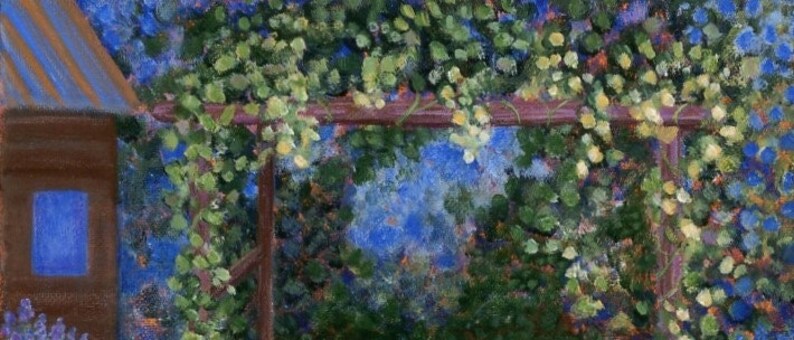 Puede incluir: Pintura impresionista de una escena de jard&iacute;n. Una p&eacute;rgola de madera est&aacute; cubierta de follaje verde y flores amarillas. Una peque&ntilde;a estructura marr&oacute;n con una ventana azul est&aacute; en el lado izquierdo de la pintura. El fondo es una mezcla de azul y verde.