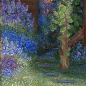 Puede incluir: Pintura impresionista de una escena de jard&iacute;n. La obra presenta un camino que conduce a una zona sombreada, con vibrantes flores azules y moradas en primer plano. Un tronco de &aacute;rbol es visible a la derecha, con vides verdes.