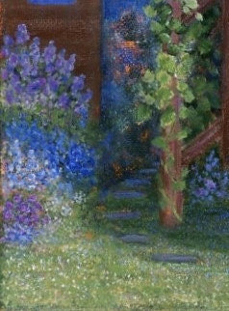 Puede incluir: Pintura impresionista de una escena de jard&iacute;n. La obra presenta un camino que conduce a una zona sombreada, con vibrantes flores azules y moradas en primer plano. Un tronco de &aacute;rbol es visible a la derecha, con vides verdes.