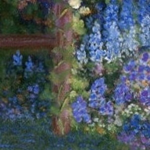 Puede incluir: Una pintura impresionista de una escena de jard&iacute;n. La obra presenta un poste de madera y una vibrante exhibici&oacute;n de flores azules, moradas y blancas. El follaje verde y la hierba llenan el primer plano, creando un paisaje exuberante y colorido.