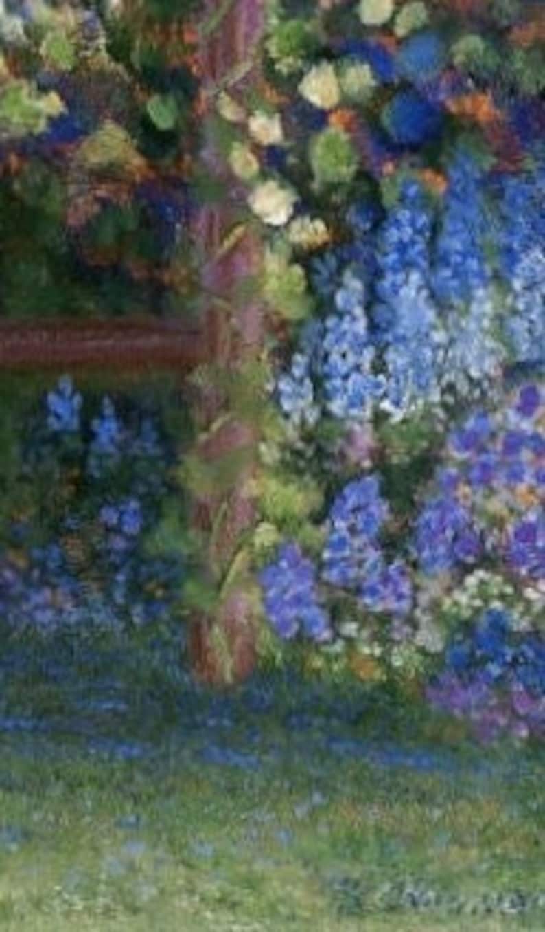 Puede incluir: Una pintura impresionista de una escena de jard&iacute;n. La obra presenta un poste de madera y una vibrante exhibici&oacute;n de flores azules, moradas y blancas. El follaje verde y la hierba llenan el primer plano, creando un paisaje exuberante y colorido.