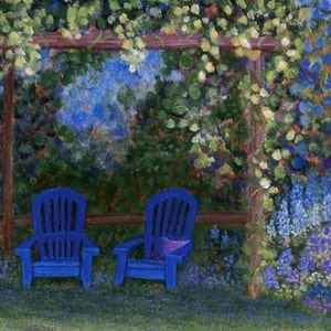 Puede incluir: Una pintura impresionista representa dos sillas Adirondack azules bajo una p&eacute;rgola de madera, rodeadas de vegetaci&oacute;n y flores. La escena evoca una sensaci&oacute;n de tranquilidad, con las sillas invitando a la relajaci&oacute;n en un jard&iacute;n. La obra es rica en color y textura.