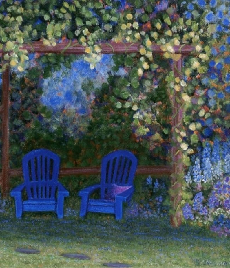 Puede incluir: Una pintura impresionista representa dos sillas Adirondack azules bajo una p&eacute;rgola de madera, rodeadas de vegetaci&oacute;n y flores. La escena evoca una sensaci&oacute;n de tranquilidad, con las sillas invitando a la relajaci&oacute;n en un jard&iacute;n. La obra es rica en color y textura.